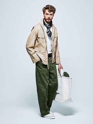 Comment porter une veste style militaire beige pour un style decontractés