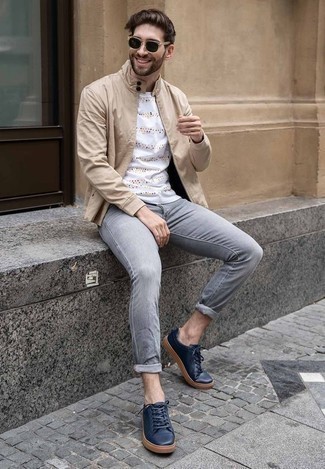 Comment porter une veste style militaire beige pour un style decontractés
