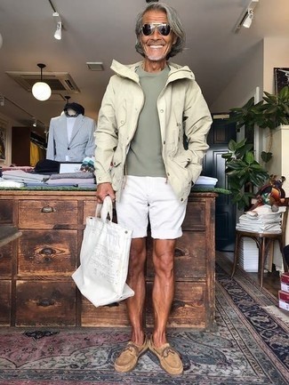 Comment porter une veste style militaire beige pour un style decontractés