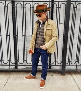 Comment porter une veste style militaire beige pour un style decontractés