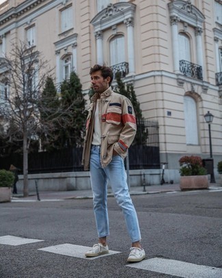 Comment porter une veste style militaire beige pour un style decontractés