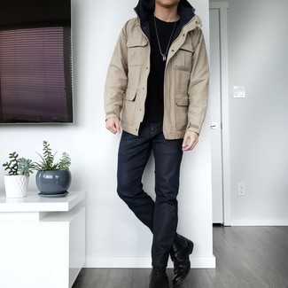 Comment porter une veste style militaire beige pour un style decontractés