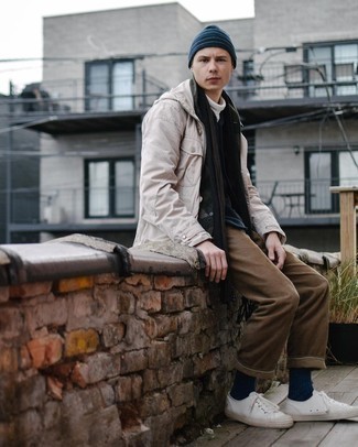 Comment porter une veste style militaire beige pour un style decontractés