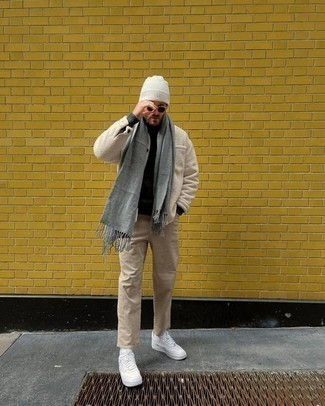 Comment porter une veste-chemise en polaire beige