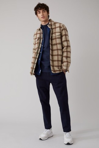 Comment porter une veste-chemise en polaire beige