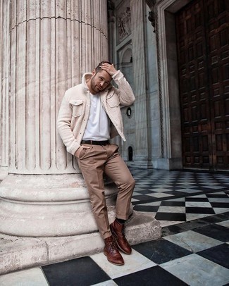 Comment porter une veste-chemise en polaire beige