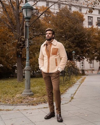 Comment porter une veste-chemise en polaire beige