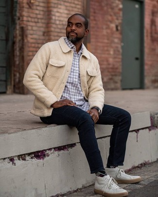 Comment porter une veste-chemise en polaire beige