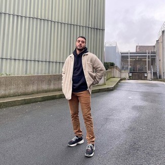 Comment porter une veste-chemise en polaire beige