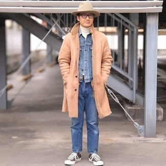 Comment porter un chapeau beige quand il fait froid