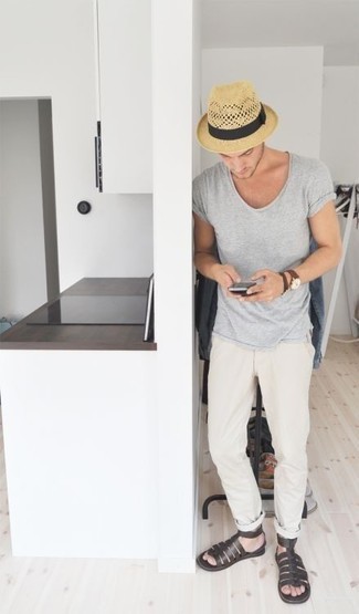 Comment porter un chapeau beige quand il fait très chaud