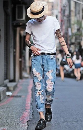 Comment porter un chapeau beige quand il fait très chaud