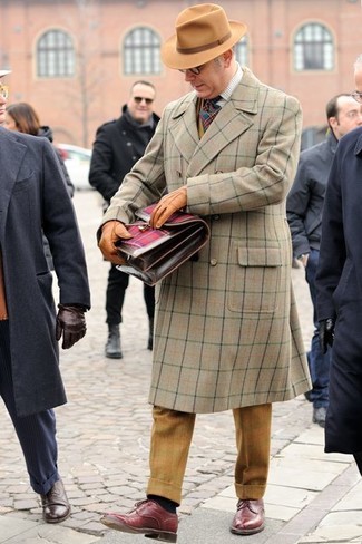 Comment porter un chapeau beige quand il fait froid