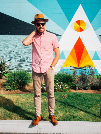 Comment porter un chapeau beige pour un style chic decontractés
