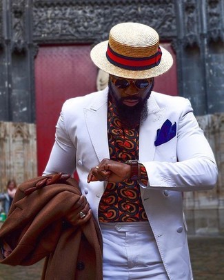 Comment porter un chapeau beige quand il fait froid