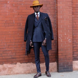Comment porter un chapeau beige quand il fait froid