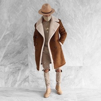 Comment porter un chapeau beige quand il fait froid