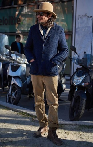 Comment porter un chapeau beige quand il fait froid