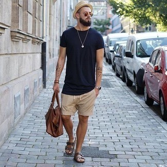 Comment porter un chapeau beige quand il fait très chaud