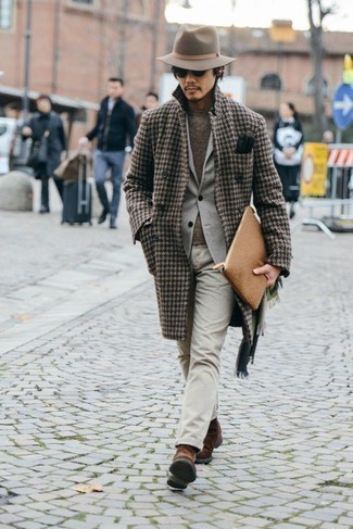 Comment porter un chapeau beige quand il fait froid