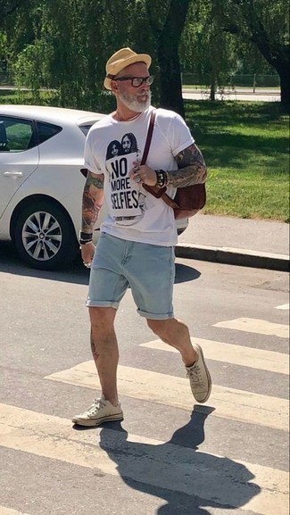 Comment porter un chapeau beige quand il fait très chaud