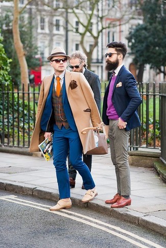 Comment porter un chapeau beige quand il fait froid