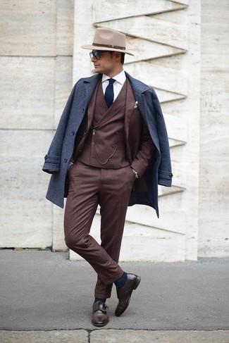 Comment porter un chapeau beige quand il fait froid