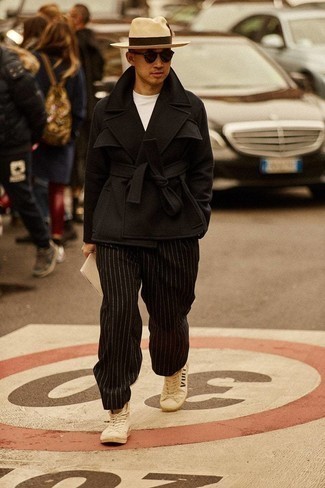 Comment porter un chapeau beige pour un style decontractés quand il fait froid