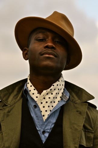 Comment porter un chapeau beige pour un style chic decontractés