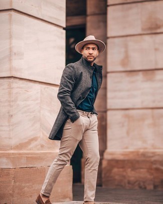 Comment porter un chapeau beige quand il fait froid
