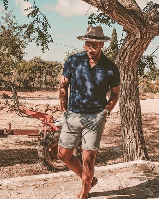 Comment porter un chapeau beige quand il fait très chaud