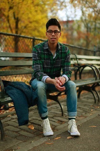 Un jean à porter avec des baskets montantes beiges