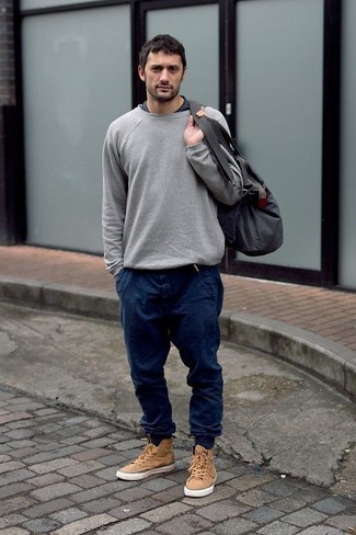Un jean à porter avec des baskets montantes beiges