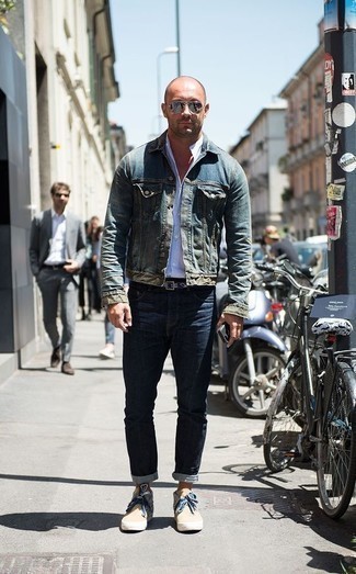 Un jean à porter avec des baskets montantes beiges