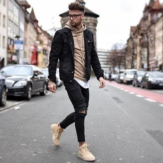 Un jean à porter avec des baskets montantes beiges