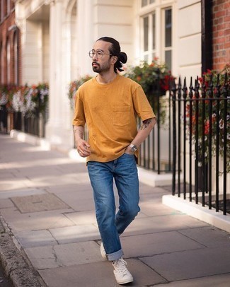 Un jean à porter avec des baskets montantes beiges