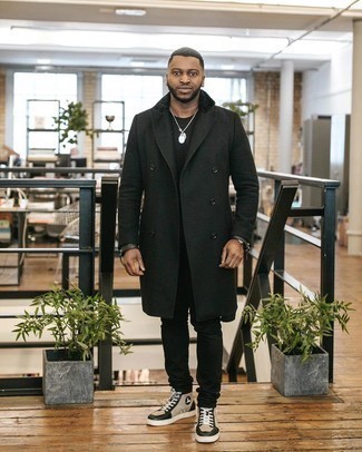 Un jean à porter avec des baskets montantes beiges