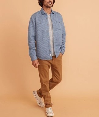Un jean à porter avec des baskets montantes beiges