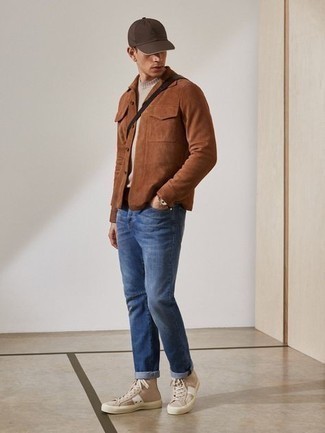 Un jean à porter avec des baskets montantes beiges