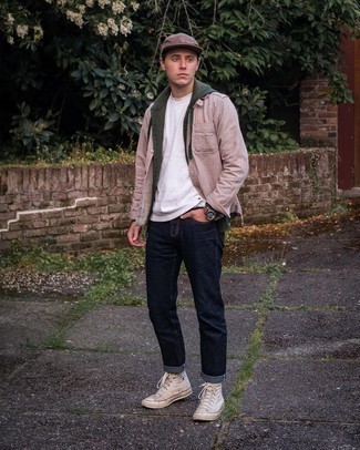 Un jean à porter avec des baskets montantes beiges