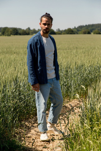 Un jean à porter avec des baskets montantes beiges