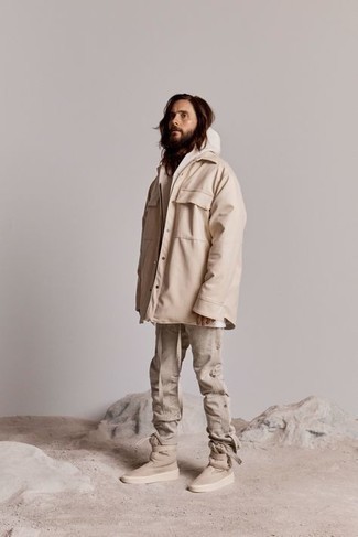 Un jean à porter avec des baskets montantes beiges