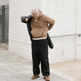 Comment porter un sweat à capuche beige avec une doudoune noire