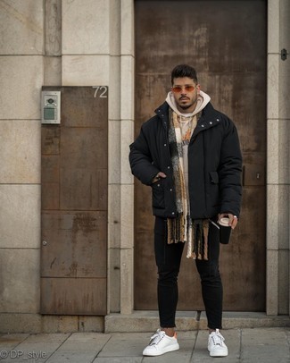 Comment porter un sweat à capuche beige avec une doudoune noire