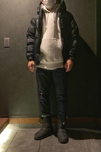 Comment porter un sweat à capuche beige avec une doudoune noire
