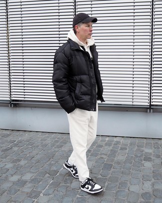 Comment porter un sweat à capuche beige avec une doudoune noire