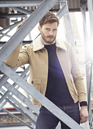 Comment porter une veste beige pour un style chic decontractés quand il fait froid