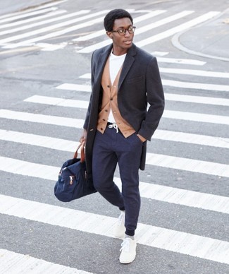 Comment porter une veste beige pour un style chic decontractés quand il fait froid