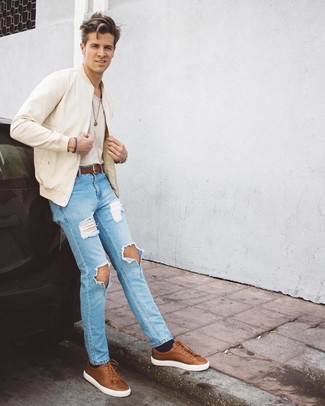 Comment porter une veste beige pour un style relax quand il fait chaud