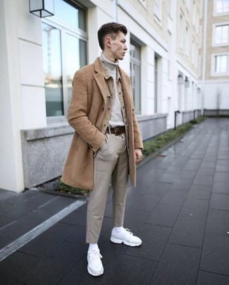 Comment porter une veste beige pour un style chic decontractés quand il fait froid